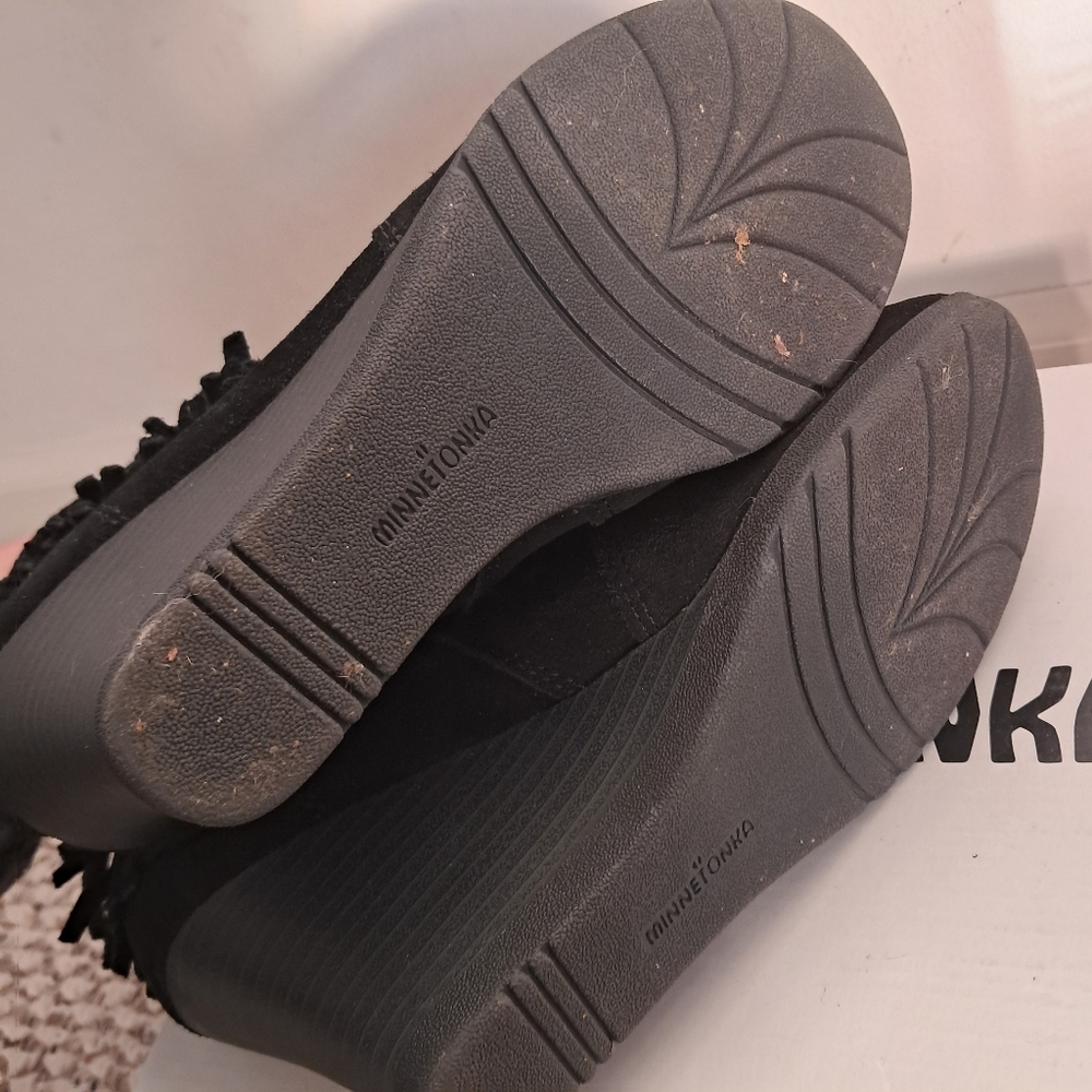 *Final Price* Minnetonka Boots Women's 7.5 Black Suede Double Fringe Ankle Wedge - Picture 5 of 7